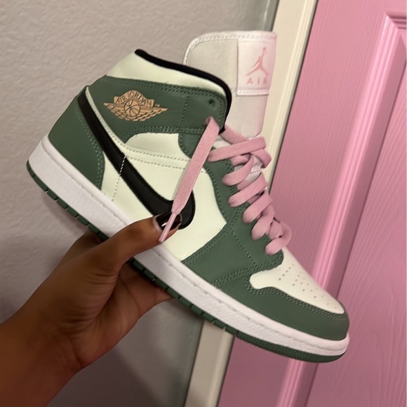 Woman’s air Jordan Dutch green - Picture 11 of 12